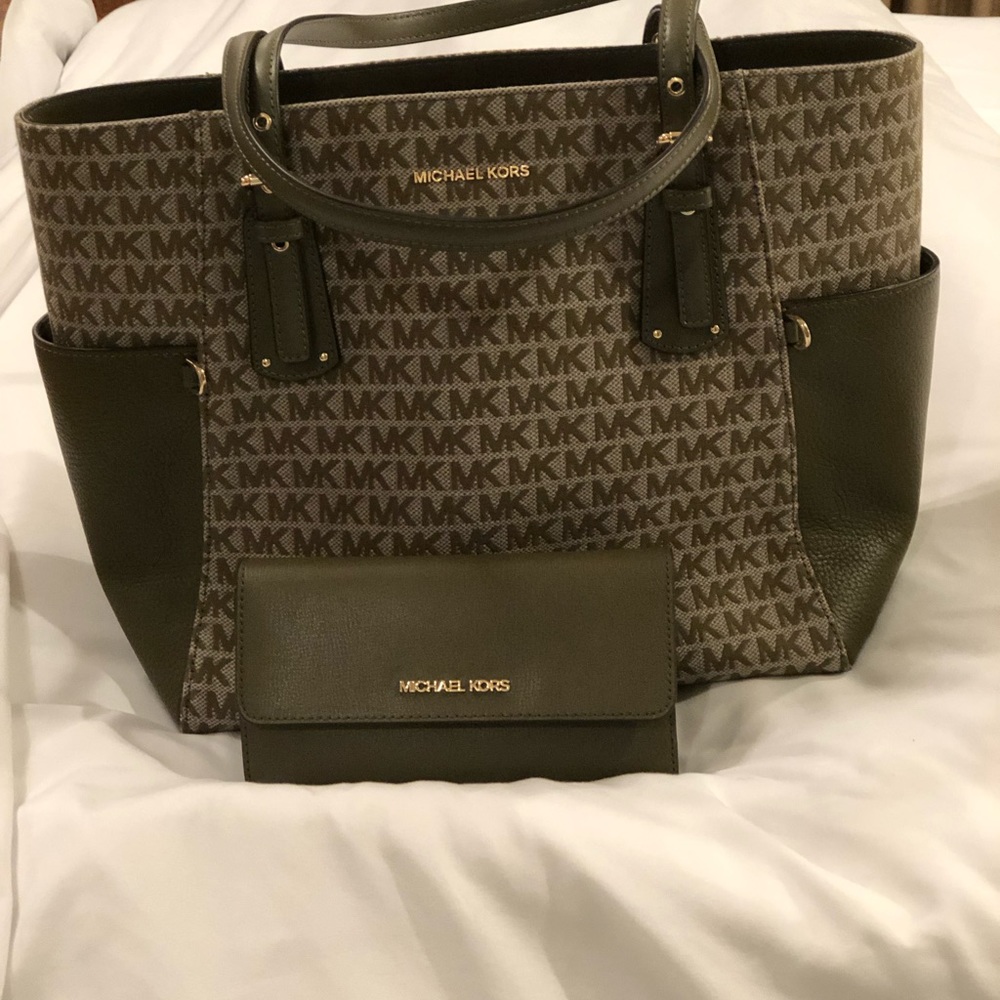 Michael kores olive green purse and wallet